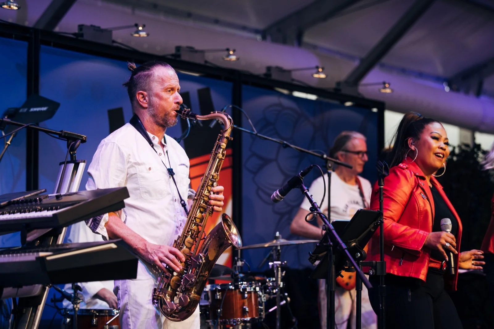 Josephine Pee mit Saxofonist, Keyboarder und Band bei der Bernexpo 2026.