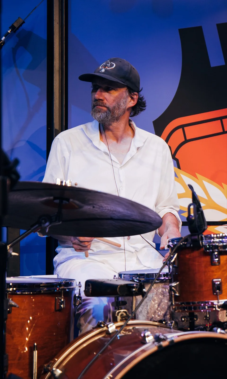 Schlagzeuger aus Josephine Pees Band bei der Bernexpo 2026.