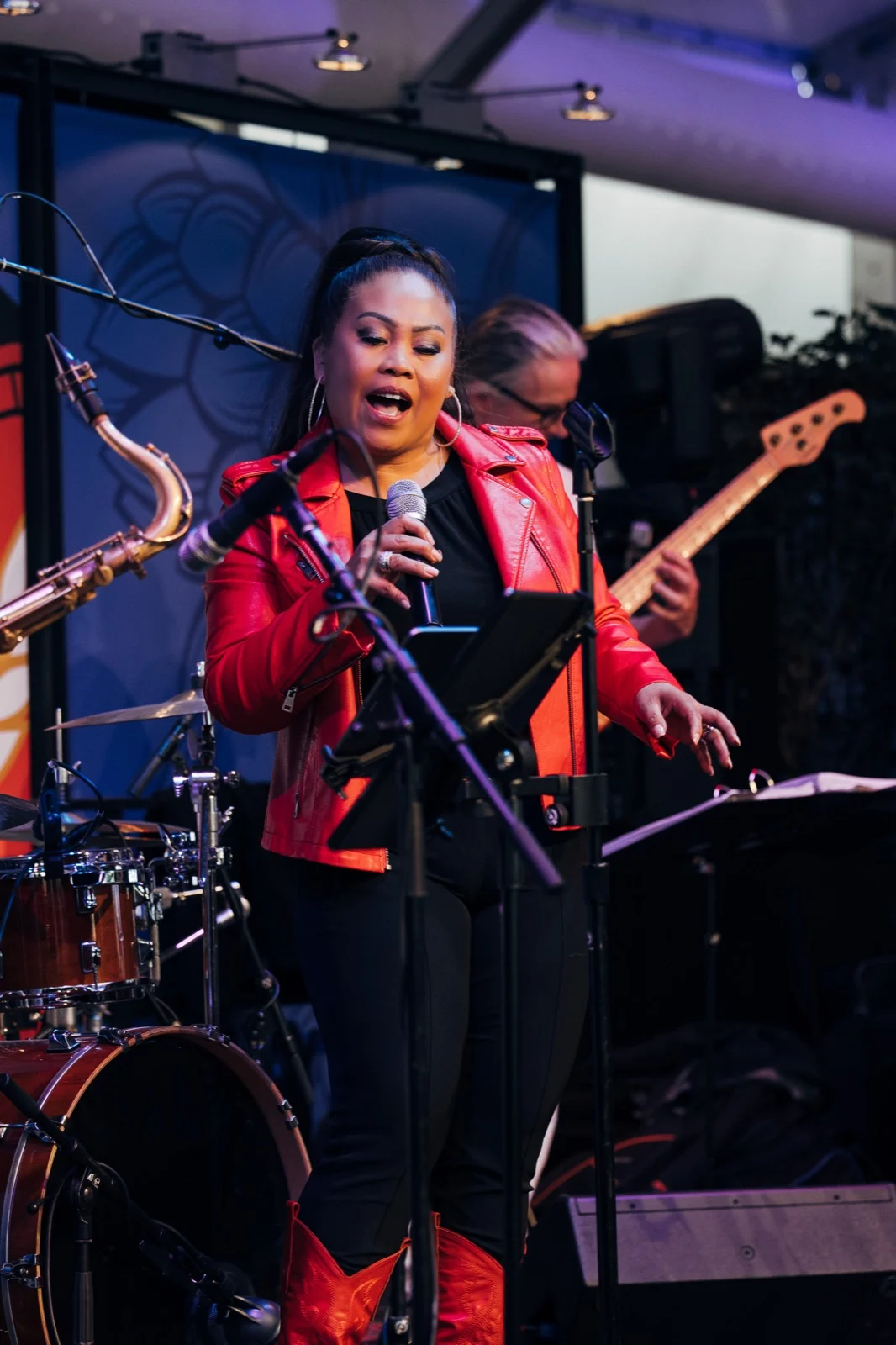 Josephine Pee singt mit ihrer Band bei der Bernexpo 2026.