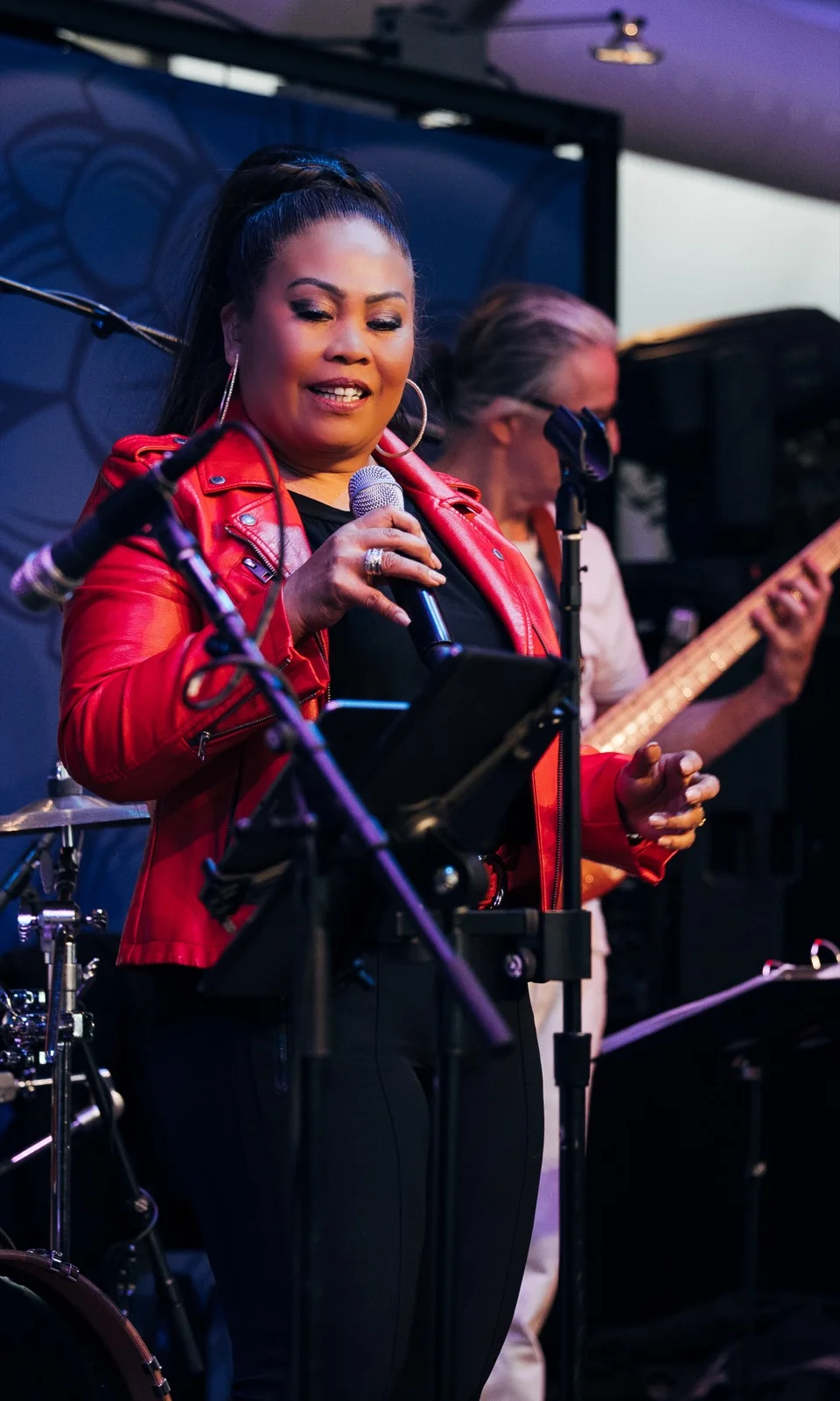 Josephine Pee am Mikrofon, begleitet von ihrem Bassisten bei der Bernexpo 2026.
