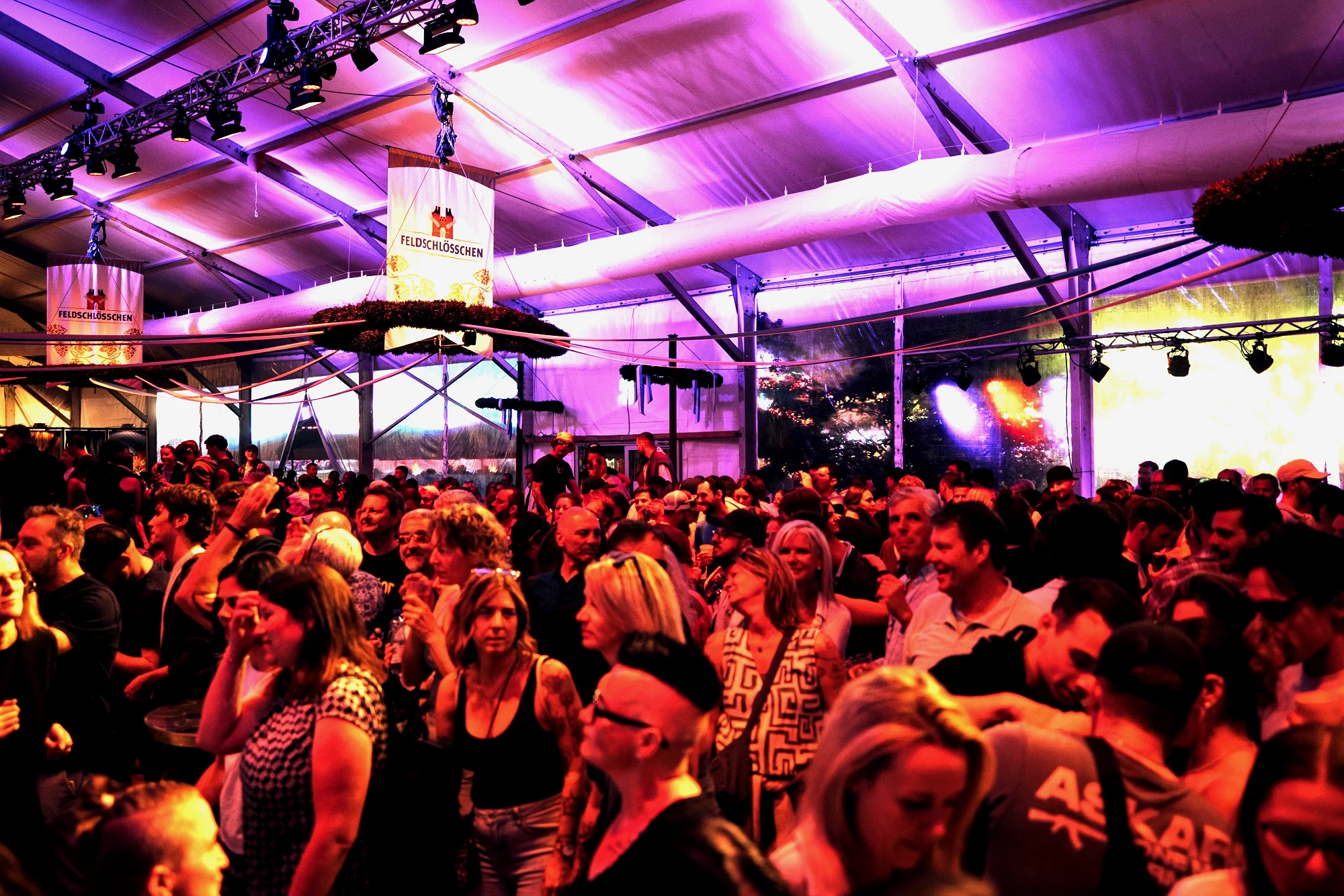 Warm beleuchtetes, volles Festzelt-Publikum bei einem Live-Auftritt
